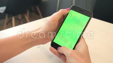 美丽的女孩手里拿着智能手机，手里拿着绿色的屏幕，男人手里拿着手机智能手机